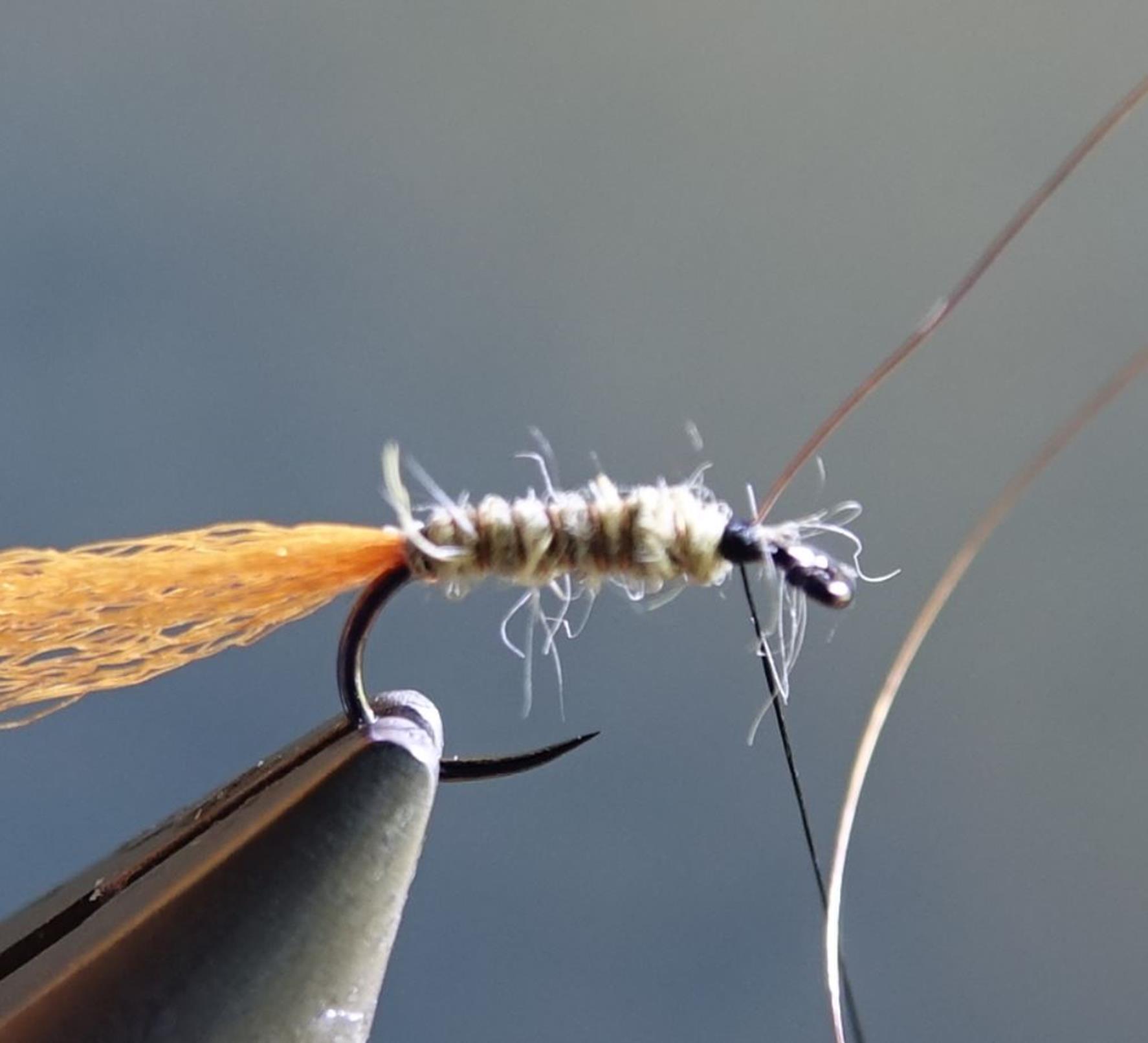 émergente olive ATE dubbing CDC antron lièvre mouche fly tying eclosion