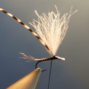 ephemere noire parachute heron corneille fly tying mouche eclosion