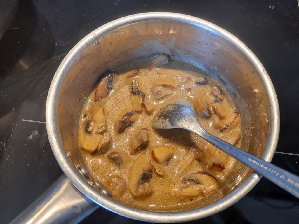 Sauce fond de veau+foie gras+champignons+creme crue